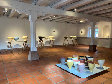 Ausstellungsfläche im 1. OG. Ausstellungsansicht mit Werken von Elisa Stützle-Siegsmund